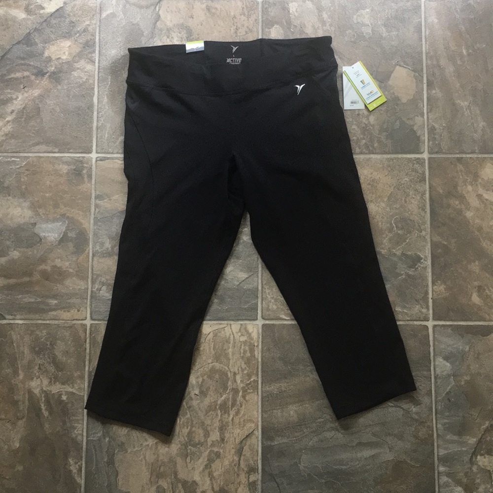 Old Navy Compression Capris size LG.
